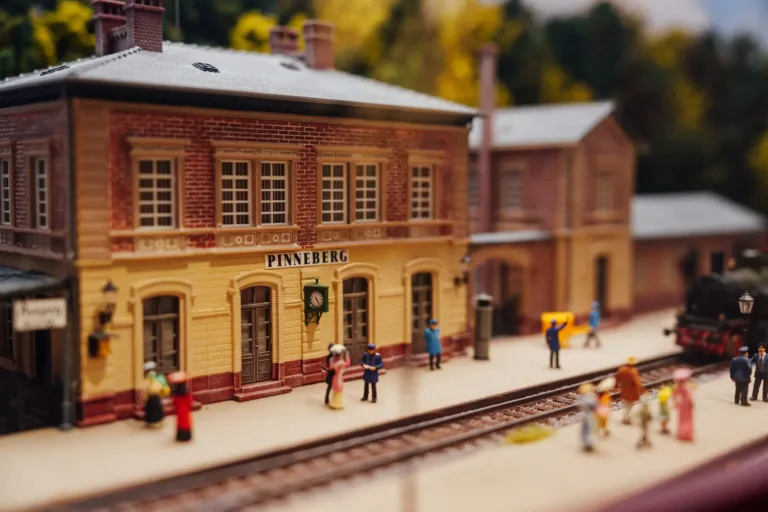 Miniaturfiguren Bahnhofsgebäude, Eisenbahn und Menschen