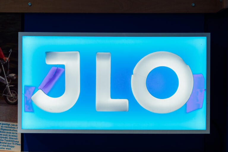 Auf leuchtend blauem Grund prangen in weiß die drei Buchstaben "ILO". Die Leuchtreklame gehörte zu den ILO-Motorenwerken Pinneberg.