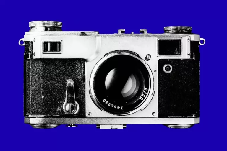 Analoge Kamera auf farbige HIntergrund