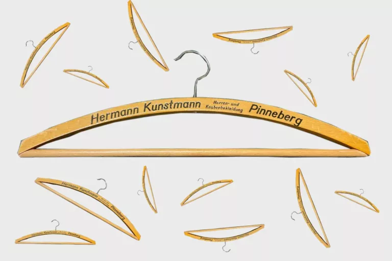 Kleiderbügel aus Holz mit der Aufschrift Hermann Kunstmann, Herren- und Knabenbekleidung Pinneberg