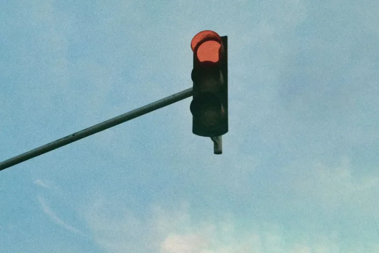 Rote Ampel vor blauem Himmel