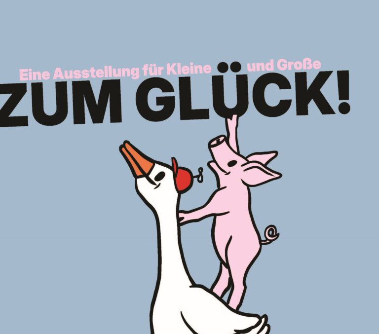 Ein rosa Schwein steht auf dem Rücken einer Gans, die eine rote Mütze mit Propeller trägt. Das Schwein greift in die Höhe zum Ausstellungstitel "Zum Glück".