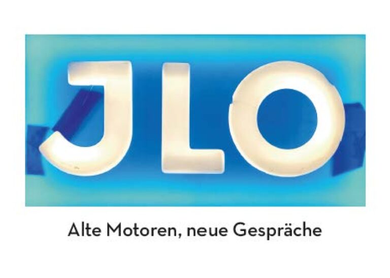 Auf leuchtend blauem Grund die Logo-Schrift der "ILO".